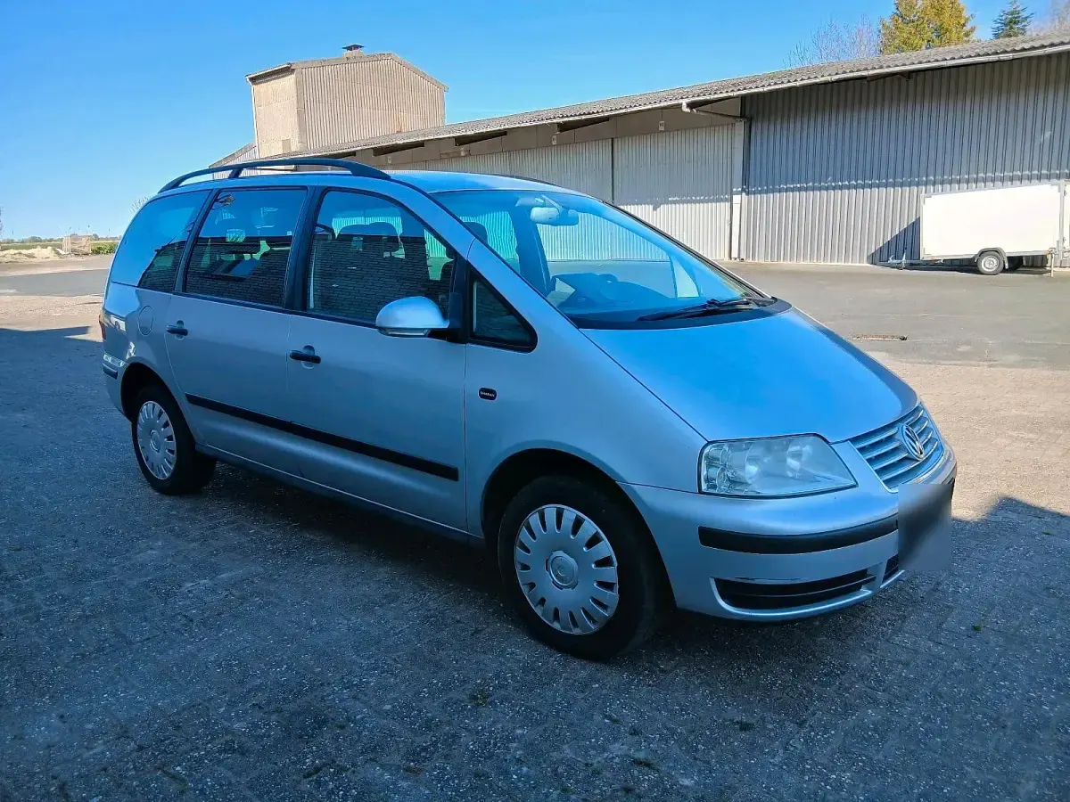 Second-hand VW Sharan 116 CP (85 kW) 2005 Argintiu Monovolum