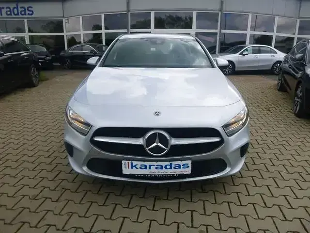 Gebraucht Mercedes A180 136 PS (100 kW) 2019 Silber Limousine