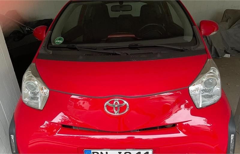 Rot Gebraucht 2012 Toyota iQ Kleinwagen | 6.900 € (Fairer Preis) - Bild 1/4