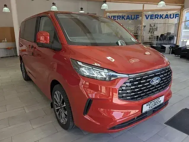 Gebraucht Ford Tourneo Custom Titanium 150 PS (110 kW) 2025 Silber Van