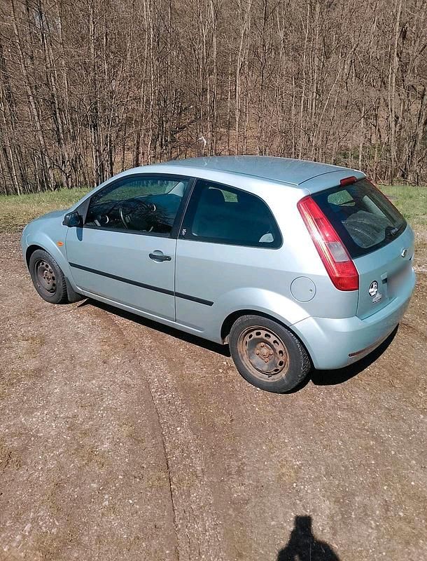 Gebraucht Ford Fiesta 70 PS (51 kW) 2004 Silber Kleinwagen