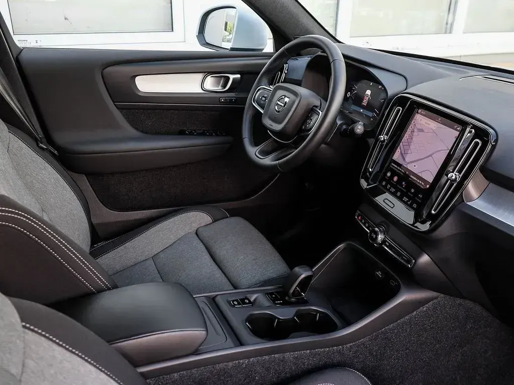 Gebraucht Volvo XC40 Core 163 PS (119 kW) 2025 Blau SUV