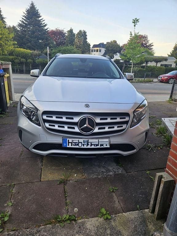 Silber Gebraucht 2019 Mercedes GLA180 SUV | 16.250 € (Guter Preis) - Bild 1/4