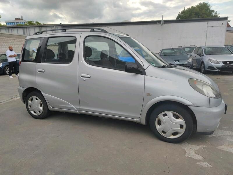Silber Gebraucht 1999 Toyota Yaris Verso Van / Kleinbus | 1.900 € - Bild 1/4