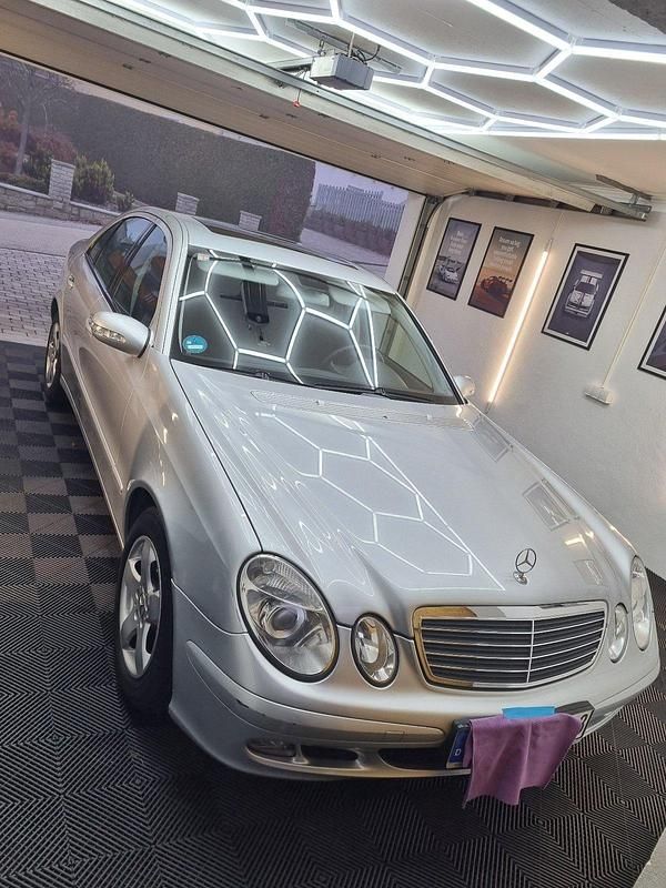 Silber Gebraucht 2006 Mercedes E200 Limousine | 5.250 € (Fairer Preis) - Bild 1/4