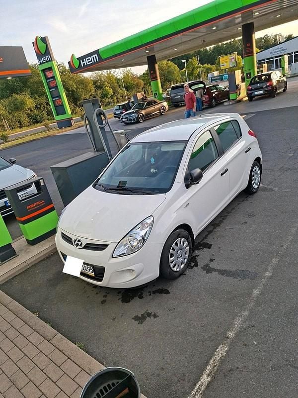 Weiß Gebraucht 2012 Hyundai i20 Kleinwagen | 3.999 € (Fairer Preis) - Bild 1/4