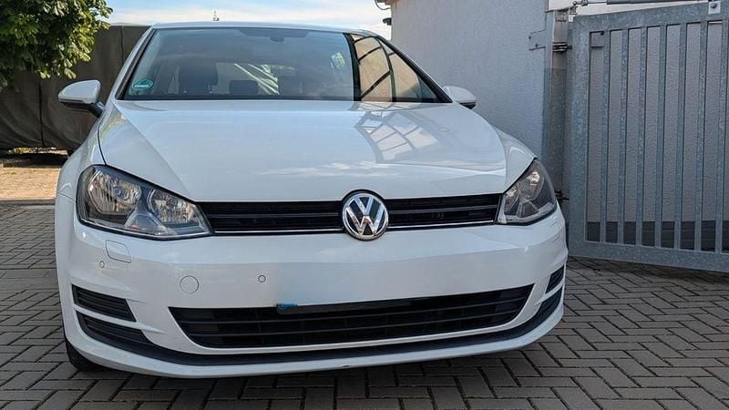 Weiß Gebraucht 2014 VW Golf VII Trendline Limousine | 8.590 € (Guter Preis) - Bild 1/4