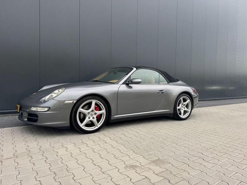 Silber Gebraucht 2005 Porsche 911 Carrera 4S Cabriolet Cabrio | 38.997 € (Fairer Preis) - Bild 1/4