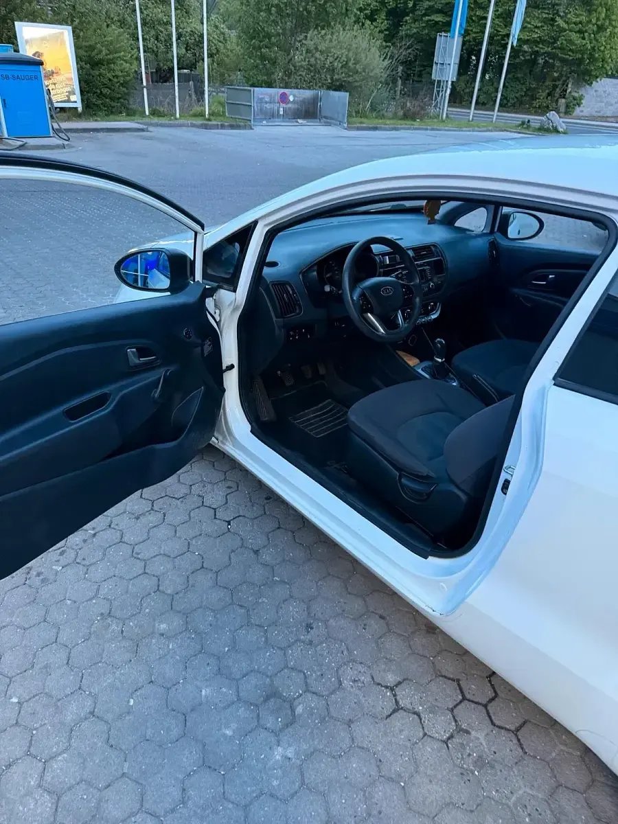 Gebraucht Kia Rio 75 PS (55 kW) 2013 Weiß Kleinwagen