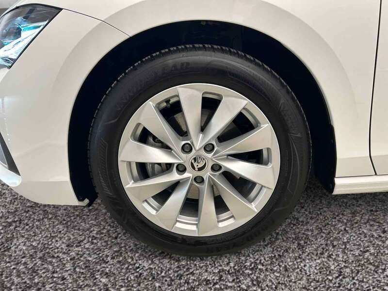 Gebraucht Skoda Superb Selection 150 PS (110 kW) 2024 Purity weiss Kombi