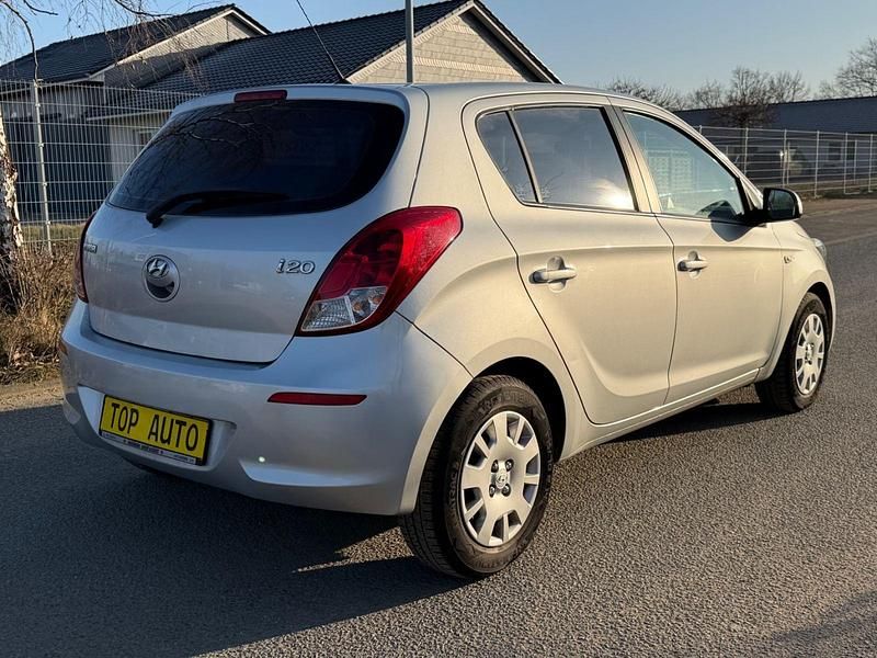 Gebraucht Hyundai i20 86 PS (63 kW) 2012 Silber Kleinwagen