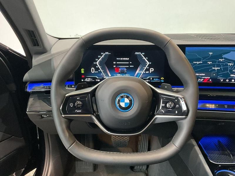 Gebraucht BMW 550e 489 PS (359 kW) 2024 Saphirschwarz Limousine