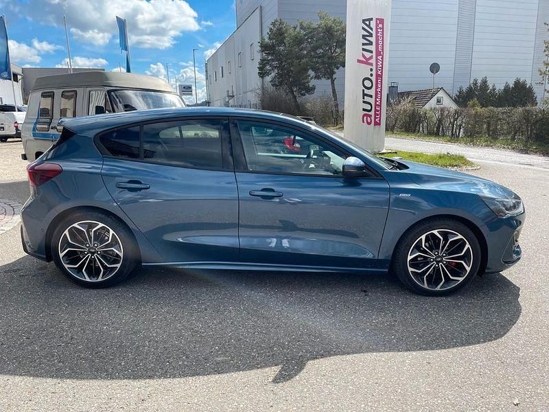 Gebraucht Ford Focus ST-Line X 125 PS (91 kW) 2023 Blau Limousine