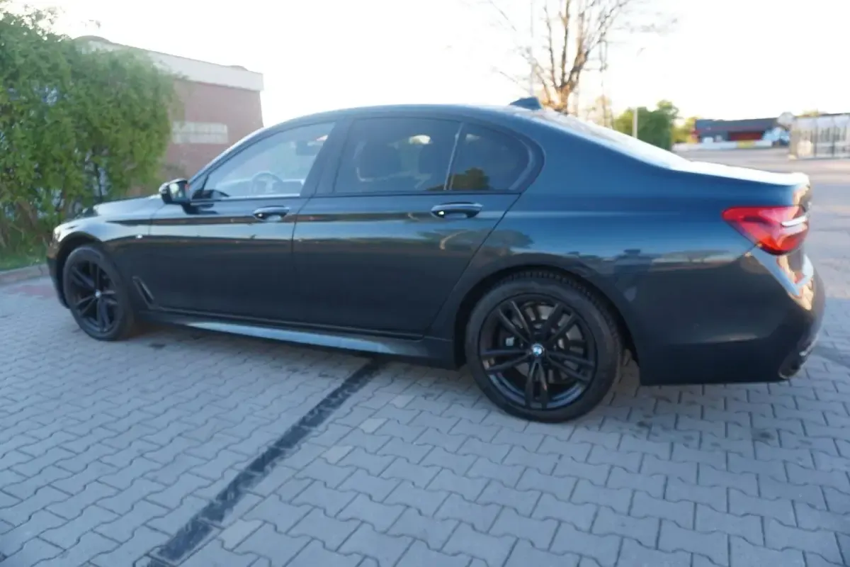 Gebraucht BMW 750 Shadowline 449 PS (330 kW) 2018 Grau Limousine