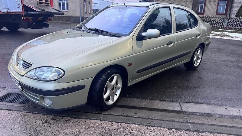 Silber Gebraucht 2001 Renault Mégane Limousine | 1.250 € - Bild 1/4