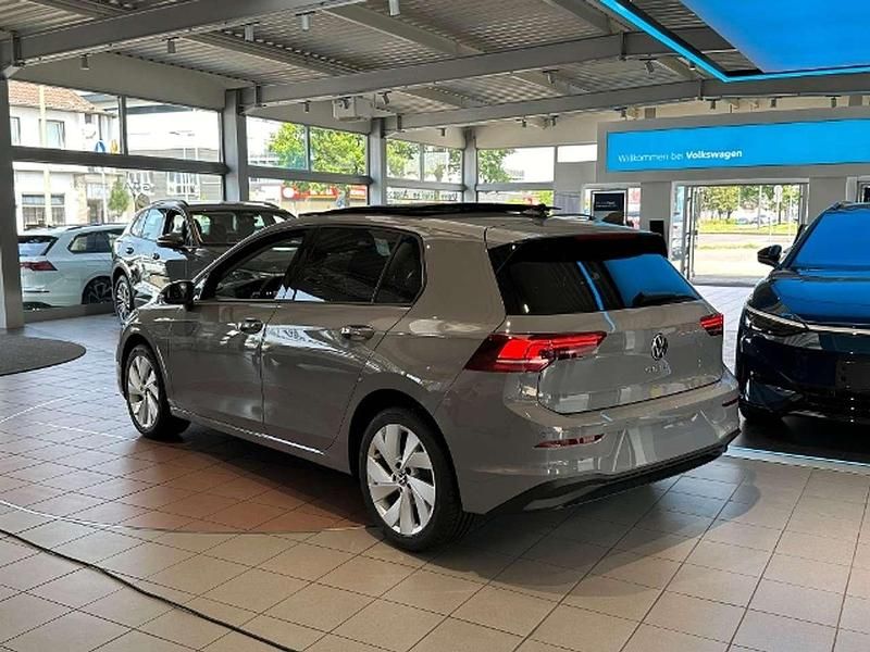 Gebraucht VW Golf VIII Life 116 PS (85 kW) 2024 Grau Limousine