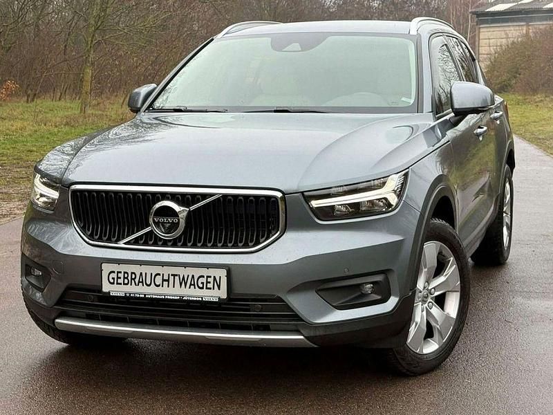 Grau Gebraucht 2018 Volvo XC40 Momentum SUV | 27.490 € (Etwas zu teuer) - Bild 1/4