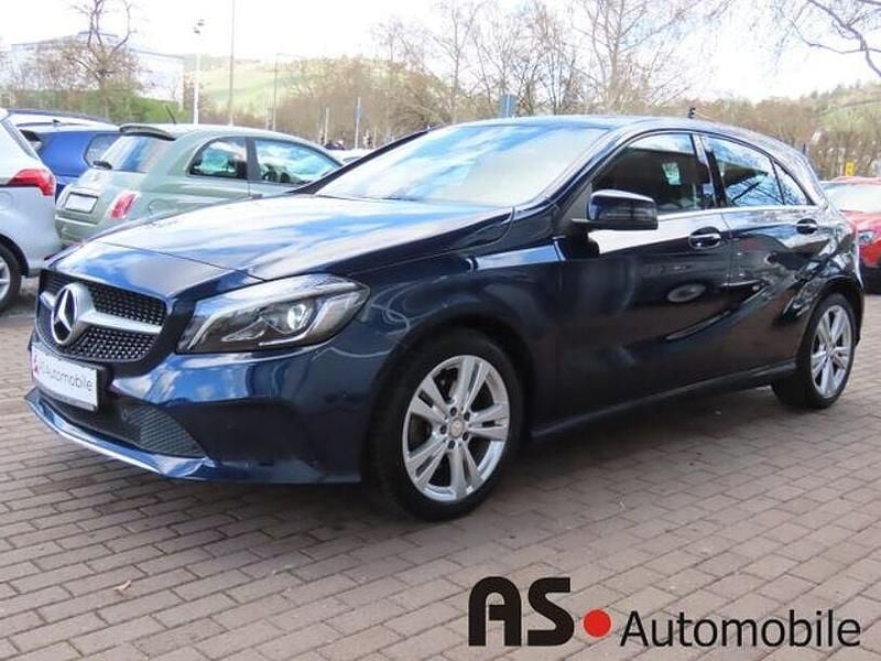 Gebraucht Mercedes A160 102 PS (75 kW) 2016 Blau Limousine