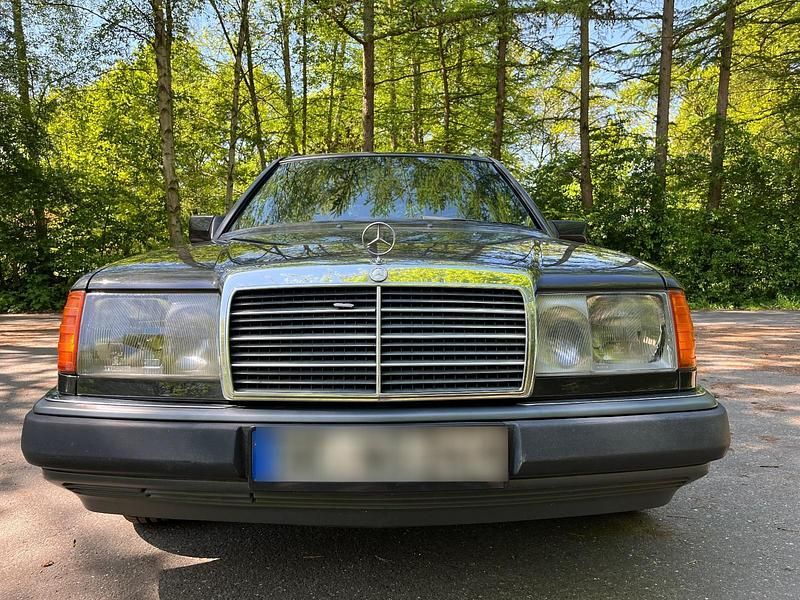 Gebraucht Mercedes 200 118 PS (86 kW) 1990 Schwarz Kombi