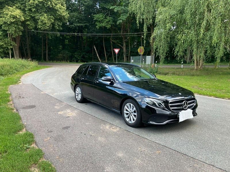 Schwarz Gebraucht 2018 Mercedes E200 Kombi | 22.999 € (Fairer Preis) - Bild 1/1