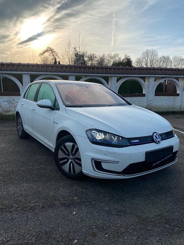 Weiß Gebraucht 2016 VW Golf Limousine | 8.500 € - Bild 1/4