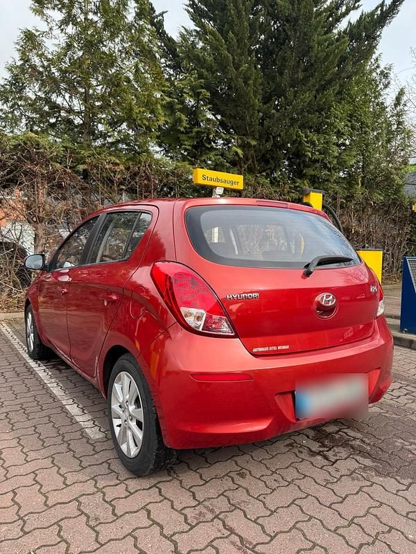 Gebraucht Hyundai i20 86 PS (63 kW) 2013 Rot Kleinwagen