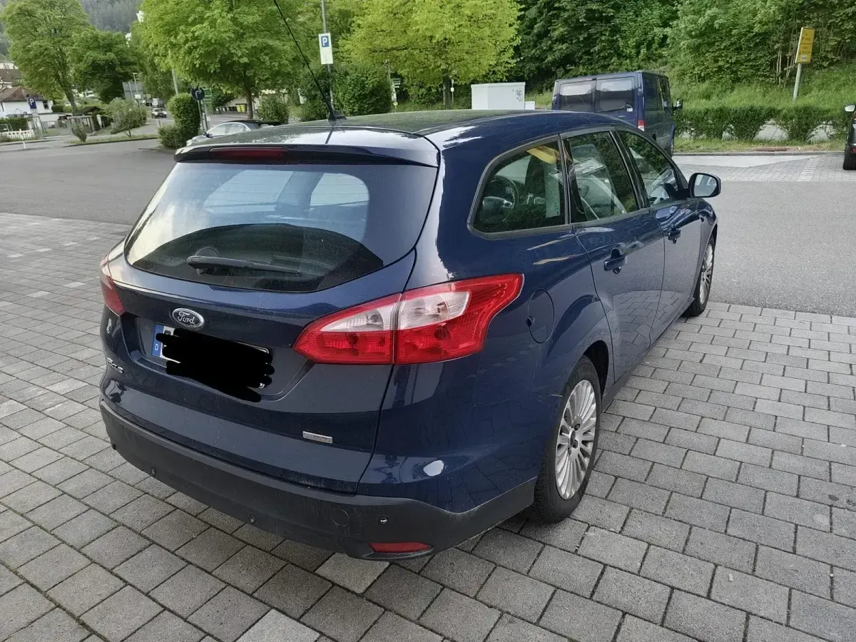 Gebraucht Ford Focus 105 PS (77 kW) 2014 Blau Kombi