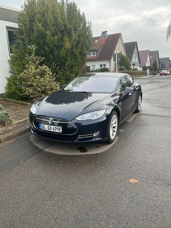 Blau Gebraucht 2014 Tesla Model S Kleinwagen | 23.000 € (Fairer Preis) - Bild 1/4