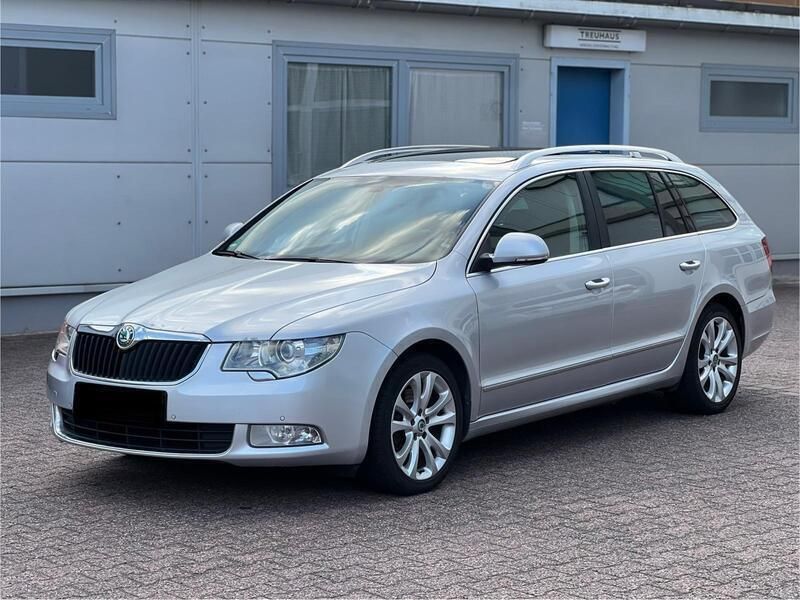 Silber Gebraucht 2012 Skoda Superb Elegance Kombi | 3.900 € - Bild 1/4