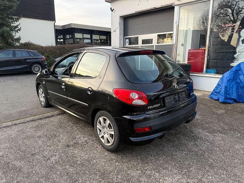 Gebraucht Peugeot 206+ Basis 73 PS (53 kW) 2011 Schwarz Kleinwagen