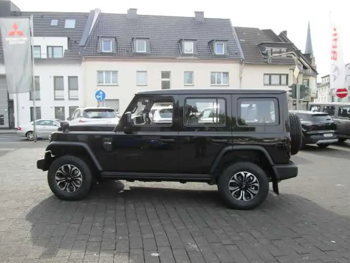 Neu BAW 212 166 PS (122 kW) 2025 Schwarz SUV