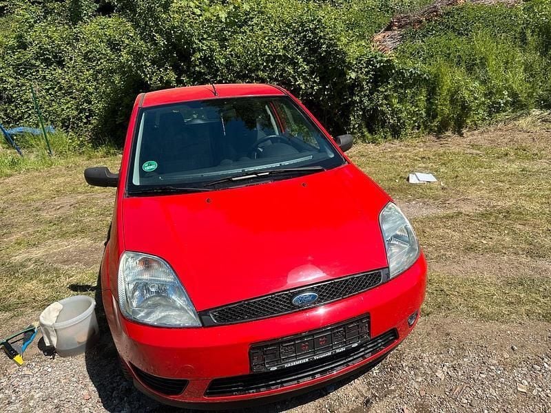 Rot Gebraucht 2005 Ford Fiesta Kleinwagen | 1.950 € (Fairer Preis) - Bild 1/4