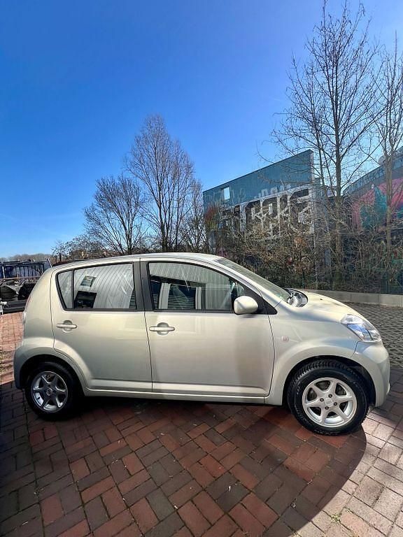 Gebraucht Daihatsu Sirion 87 PS (63 kW) 2007 Silber Kleinwagen