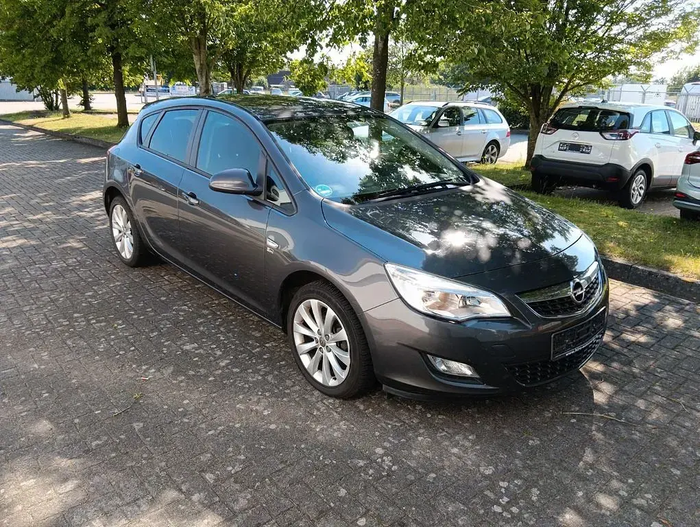 Gebraucht Opel Astra 120 PS (88 kW) 2012 Grau Limousine