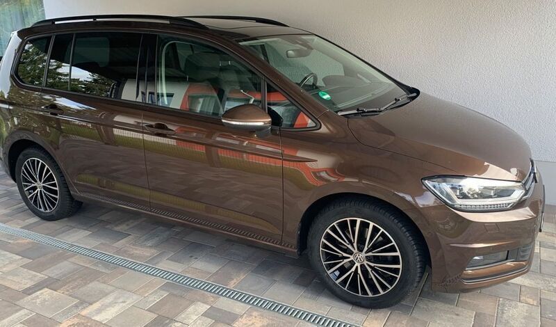 Braun Gebraucht 2017 VW Touran R Van / Kleinbus | 18.200 € (Teuer) - Bild 1/4