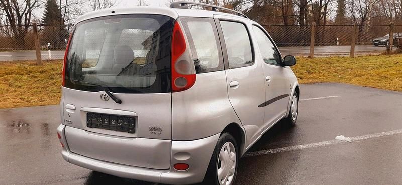 Gebraucht Toyota Yaris 106 PS (77 kW) 2001 Grau Kombi