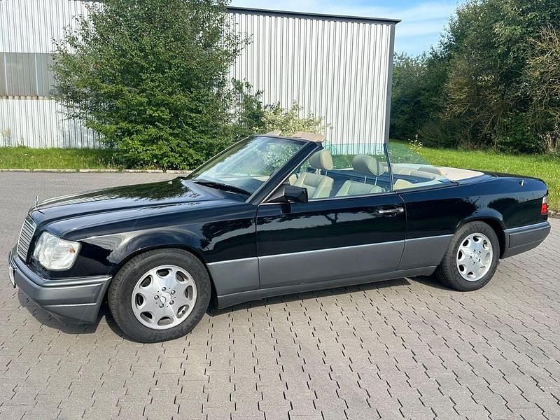 Second-hand Mercedes E320 220 CP (161 kW) 1995 Negru Cabrio