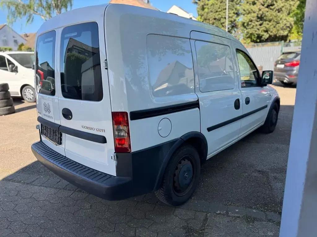 Second-hand Opel Combo 75 CP (55 kW) 2011 Alb Monovolum