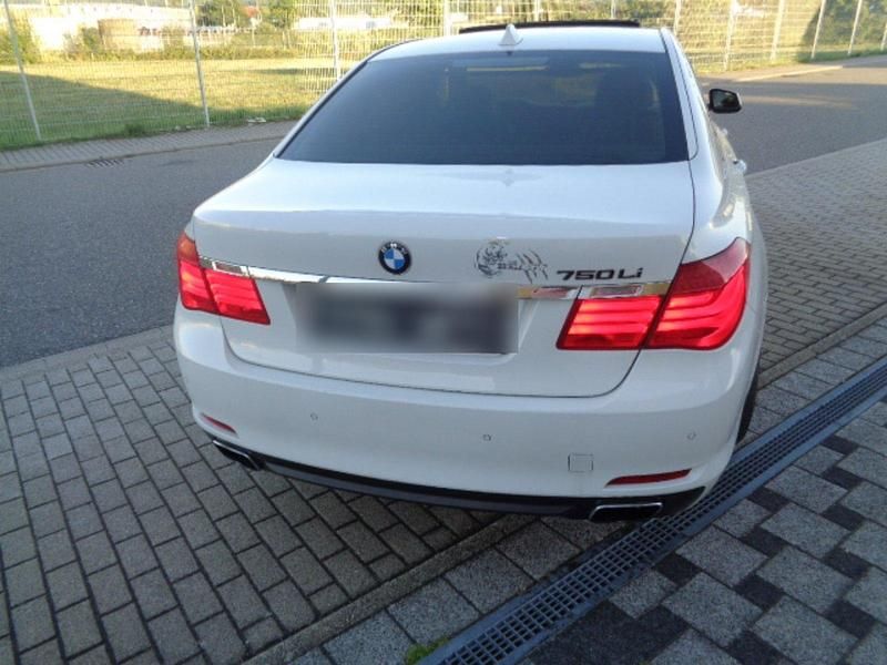 Gebraucht BMW 750 409 PS (300 kW) 2009 Weiß Limousine