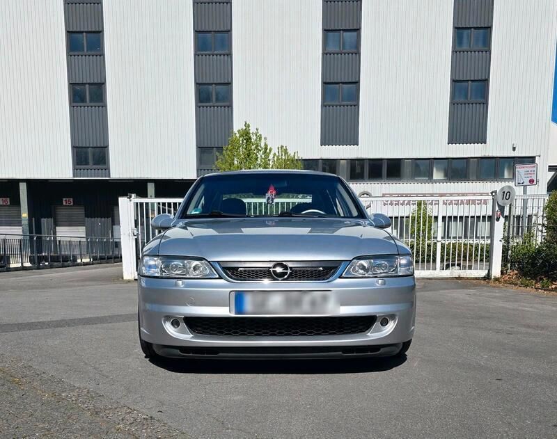 Silber Gebraucht 2002 Opel Vectra Sport Limousine | 2.250 € - Bild 1/4