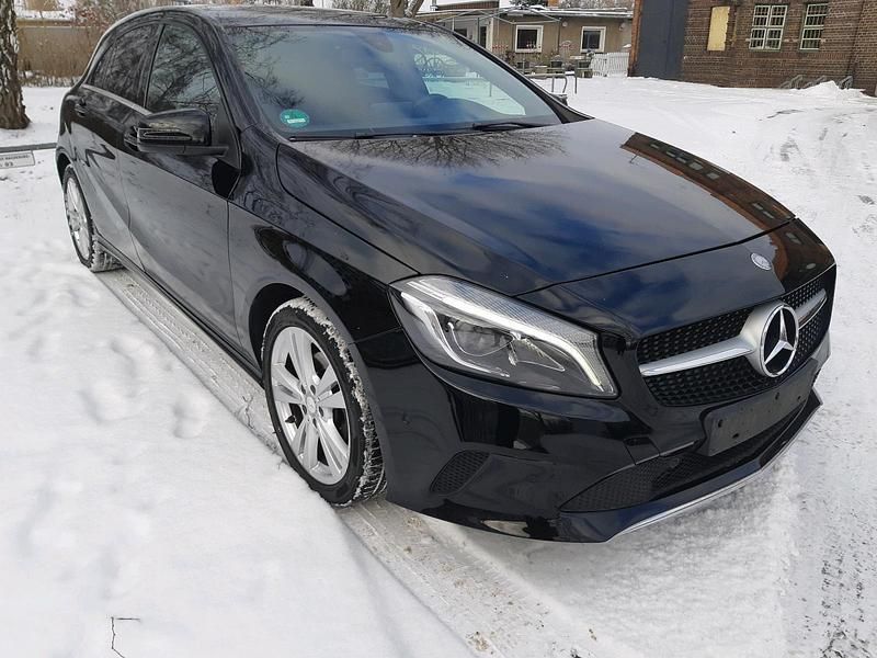 Schwarz Gebraucht 2016 Mercedes A180 Limousine | 12.600 € (Guter Preis) - Bild 1/4