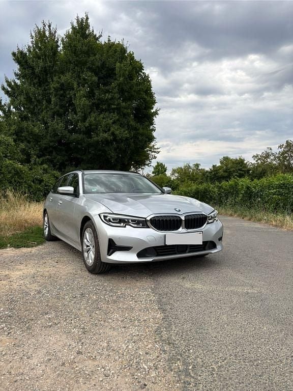 Silber Gebraucht 2020 BMW 318 Advantage Kombi | 15.900 € (Fairer Preis) - Bild 1/4