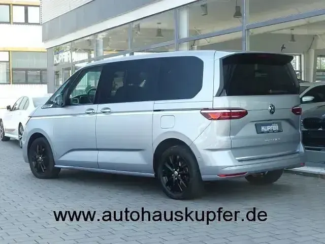 Gebraucht VW Multivan Style 150 PS (110 kW) 2024 Silber Van / Kleinbus