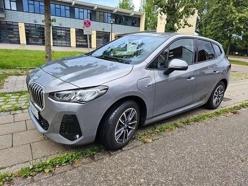 Grau Gebraucht 2024 BMW 225 Active Tourer iPerformance Van / Kleinbus | 40.800 € (Etwas zu teuer) - Bild 1/3