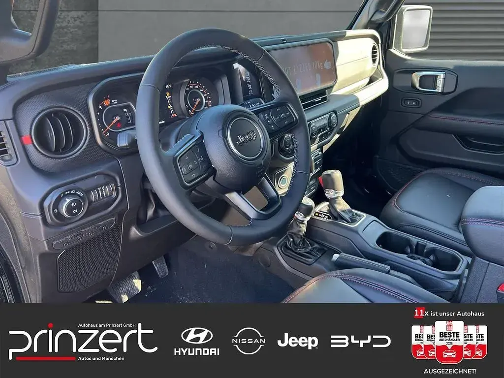 Neu Jeep Wrangler Sahara 272 PS (200 kW) 2025 Volcano black SUV