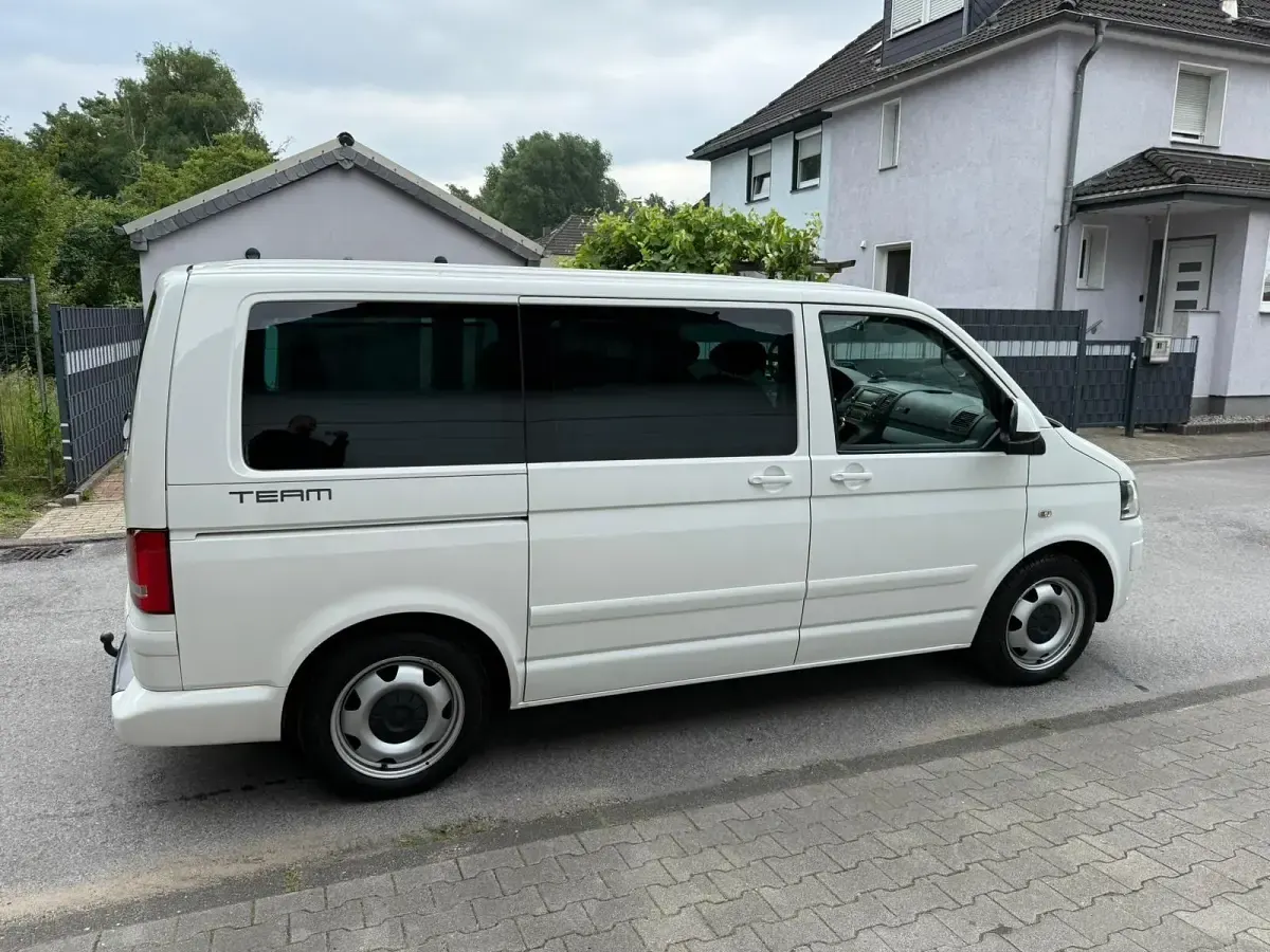 Gebraucht VW Multivan R 179 PS (131 kW) 2011 Weiß Van / Kleinbus
