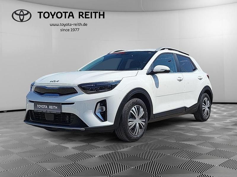 Weiß ((ud) clear white s) Gebraucht 2023 Kia Stonic Vision SUV | 18.910 € (Guter Preis) - Bild 1/4