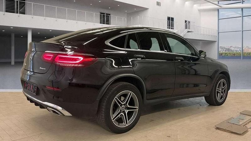 Obsidianschwarz (metallic) Gebraucht 2021 Mercedes GLC300e AMG Coupé | 43.950 € (Guter Preis) - Bild 1/3