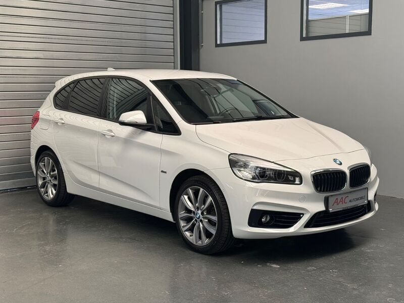 Weiß Gebraucht 2017 BMW 220 Active Tourer Sport Line Van / Kleinbus | 16.890 € (Guter Preis) - Bild 1/4
