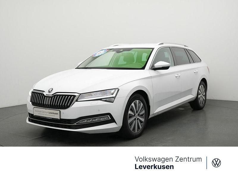 Gebraucht Skoda Superb Style 150 PS (110 kW) 2023 Weiss / moonweiß perleffekt (metallic) Kombi